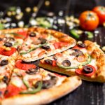 cerca-rebanadas-pizza-pepperoni-salchichas-champinones-oliva-pimiento-queso_141793-2044