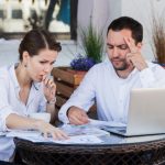 companeros-trabajo-hombres-mujeres-trabajando-juntos-problema-dificil-cafe-al-aire-libre-tienen-expresion-tensa-sus-caras_160360-1025 (1)