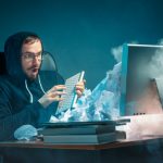 young-destaco-apuesto-hombre-negocios-trabajando-escritorio-oficina-moderna-gritando-pantalla-portatil-enojado-spam_155003-3684